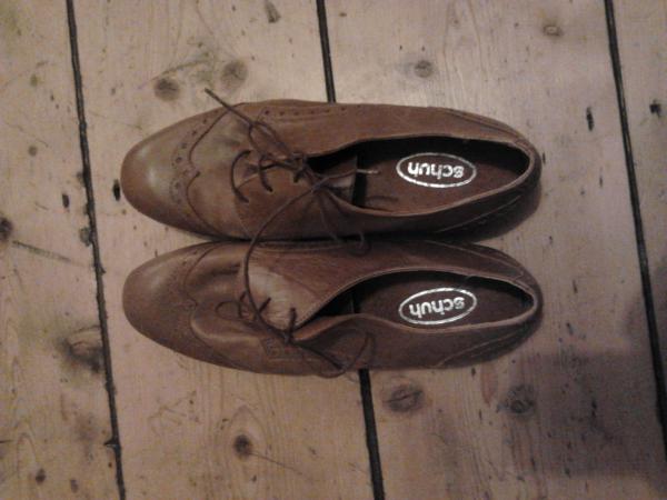 Can anyone find me some pointy tan flats?