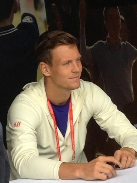 TENNIS FANS! New thread -With bouncier balls and clean towels...