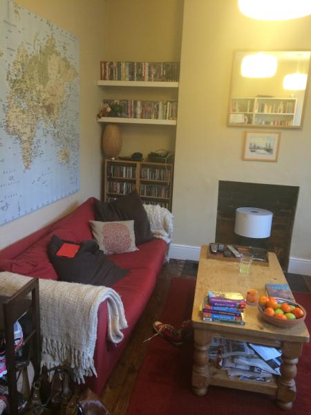 Please tell me all about your front room.