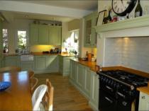 How can I identify this kitchen?