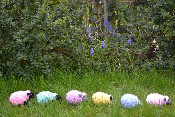 Woolly Hugs : Come and join in our Easter Craft Fundraiser for the fabulous folk at MIND. Wherever you are in the world you are, you are welcome!