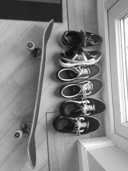 Dear bloggers, those "skate shoes" make your feet look HUGE