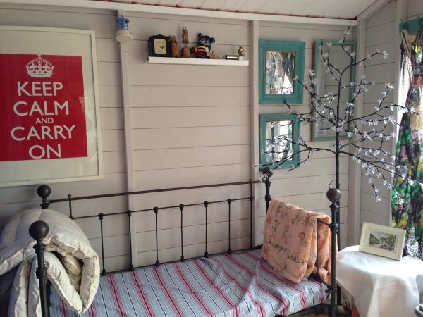 To like vintage and shabby chic