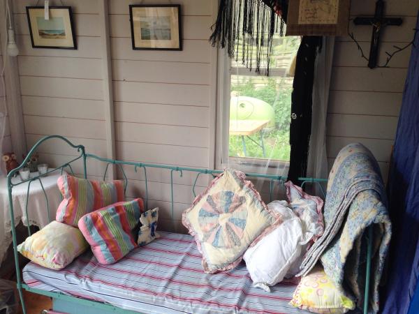 To like vintage and shabby chic