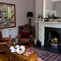 To like vintage and shabby chic