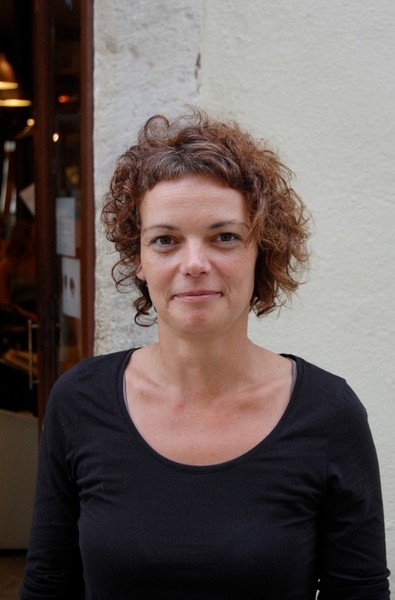 Bobbed hair shorter on one side?