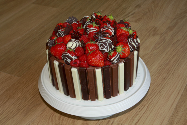 Help, I have to make a cake for my mothers 70th that looks presentable
