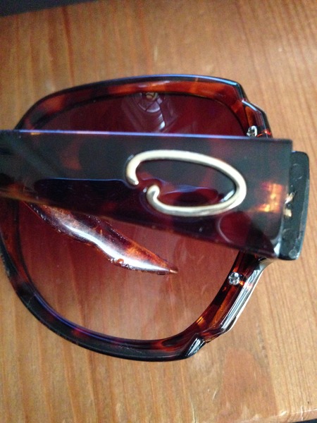 Identify the brand on these sunglasses please