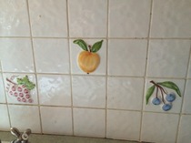 What colour walls with these tiles/cupboards, please?