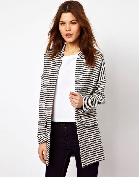 Please tell me what to wear under this coat!