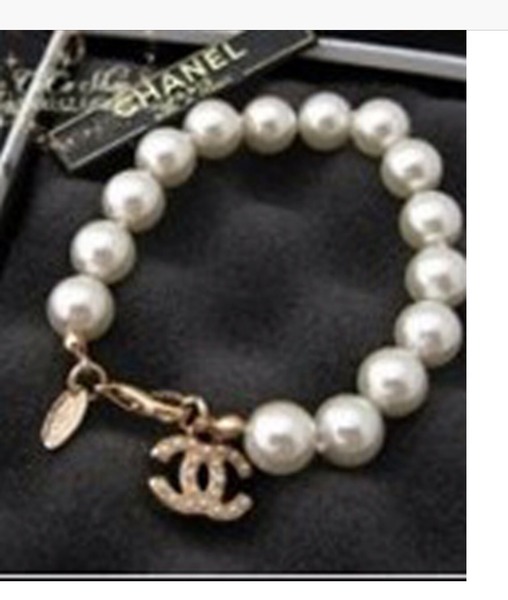 Can anyone help me find a Chanel pearl bracelet?