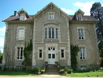 Stopover hotel in France for family of 5??