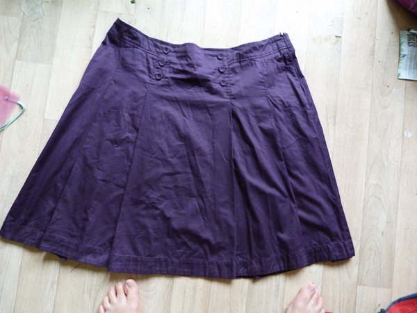 What should I wear with this skirt?