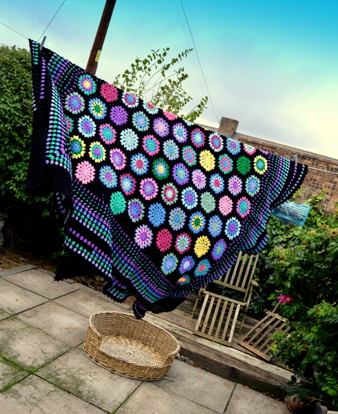 Team Hooker : Come flash your wares at the Hotel Crochetfornia.