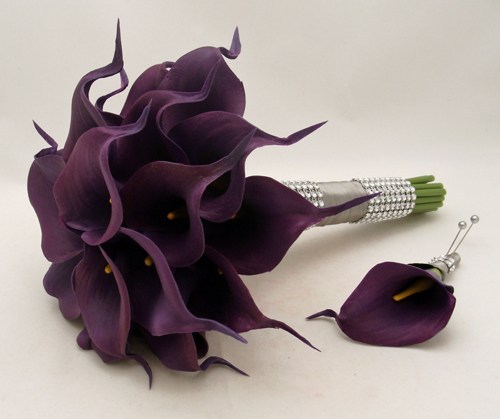 What flowers to go with my wedding dress?