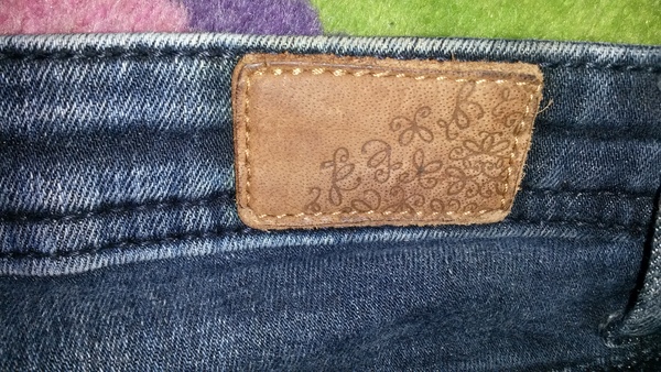 Anyone able to identify this jeans label please?
