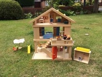 Anyone know who makes dolls houses like this please?