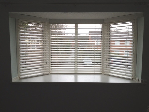 Window dressing for oddly shaped bay windows