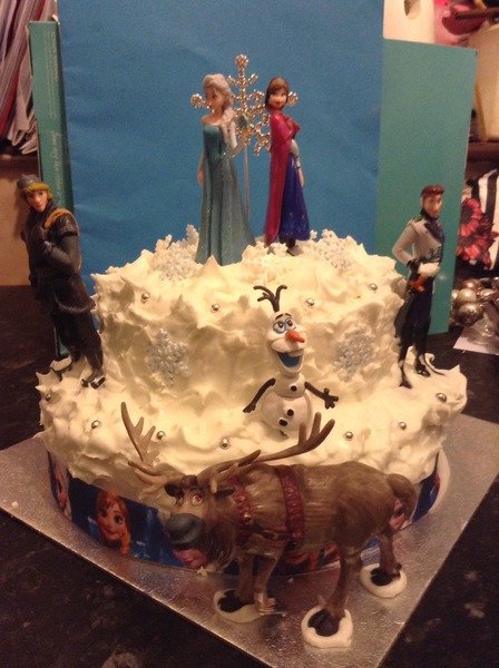 DD wants a Frozen cake for her third birthday and Im a crap baker!