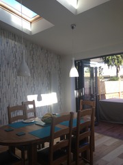 Kitchen task lighting without wall cabinets