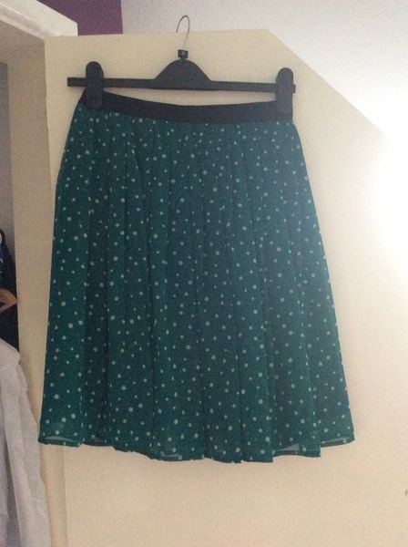 What do I wear with this skirt?