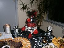 Help needed to make a ridiculously ambitious halloween/birthday cake please.