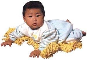 Keeping the floor clean with a crawler about