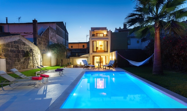 why the frig is it so hard to find a VILLA that is walking distance to STUFF? Please tell me you know of one.