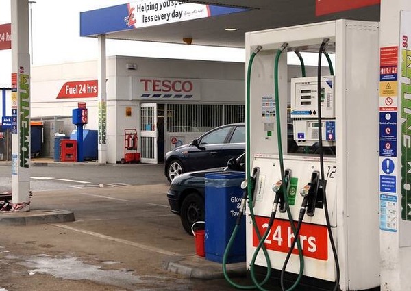 its not difficult to understand that you can fill up the car from either side