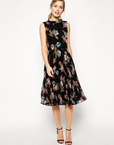 Clueless size ten needs outfit for wedding