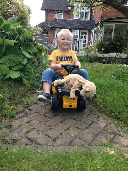 COMPETITION! Win A Child's JCB Mini Trac Tipping Dumper For Outdoor Fun This Summer!NOW CLOSED.