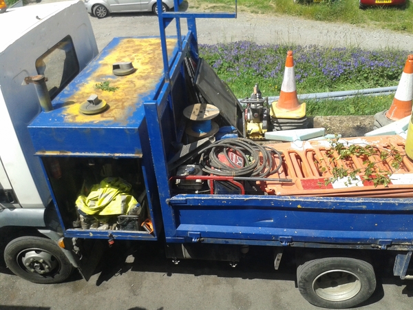 To want these workmen to piss off!
