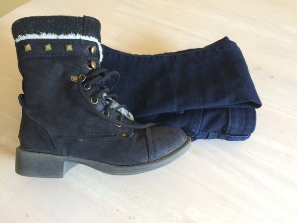 Can I wear v dark wash blue jeans with black boots?
