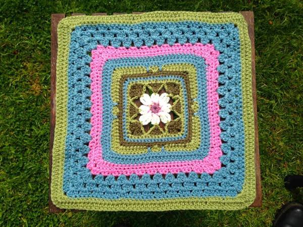 Woolly Hugs: Blankets for the Children of Chernobyl. Squares needed!