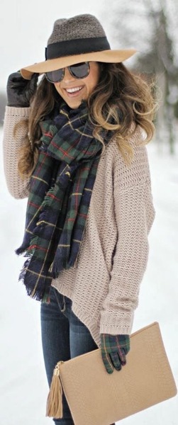 Please help me find a gloves and scarf set like this