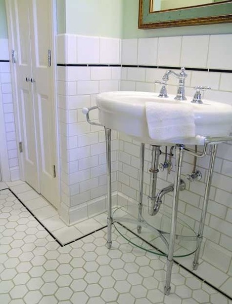 Black showerhead/bathroom taps