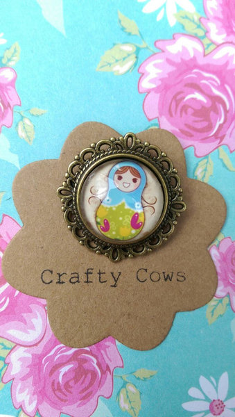 Does anyone wear brooches?