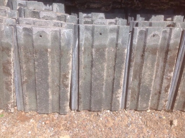 How common is it for houses to have asbestos roof tiles and what do they look like?