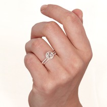 Customised ring- anyone know about jewellery to give advise?
