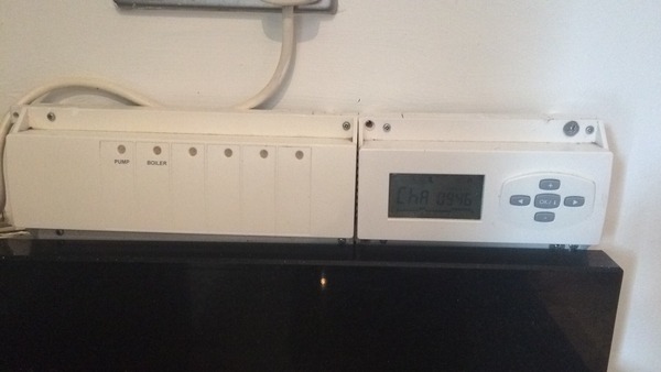 Can anyone identify this thermostat?