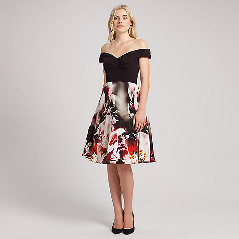 What (statement) necklace with this dress please?