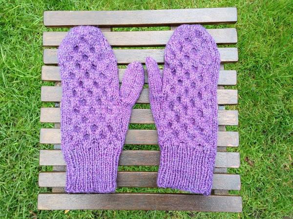 Woolly Hugs. Supporting refugees, lovely crafters and donors, fabulous Mumsnetters we need your help.