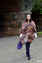 How do you wear a cape?? Are they flattering? Larger chest advice please!