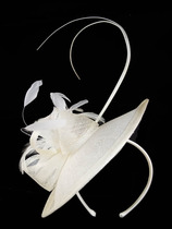 Do people still wear fascinators to weddings?