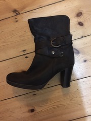Look at my charity shop find! Look at it!