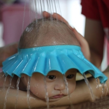 17mo developing serious hair washing phobia