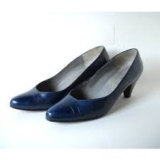 How should a 30 year old dress?