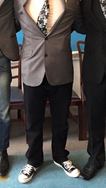 can a groom wear jeans to a wedding?