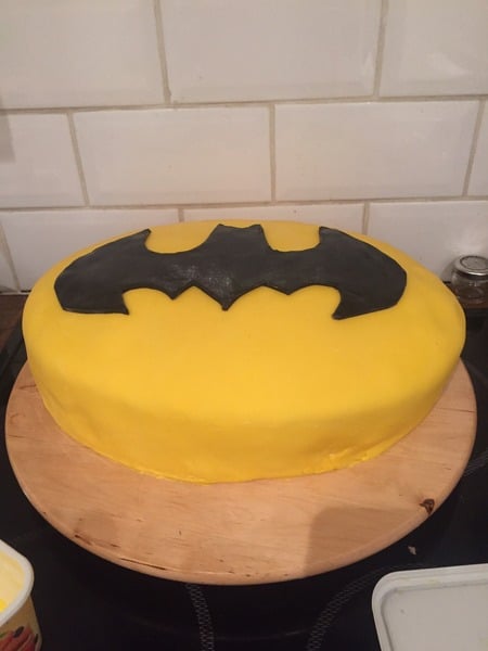 Pls help, need to make a batman cake