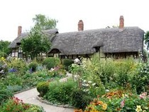 How can I use a huge flower bed and design the space ?